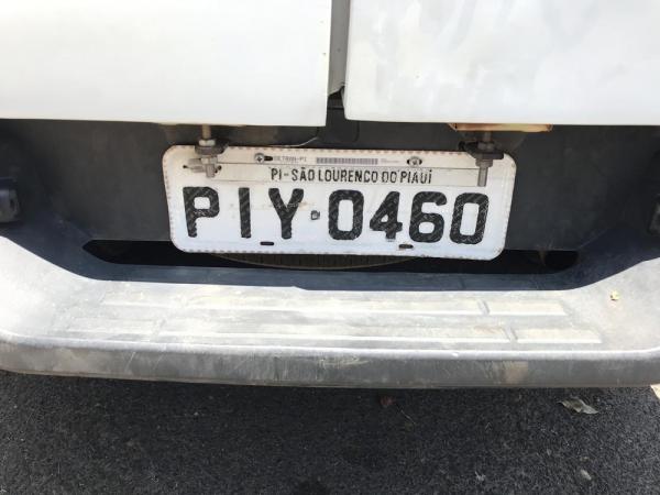 Placa da ambul&acirc;ncia de prefeitura do Piau&iacute; n&atilde;o tem registro, segundo a PRF.(Imagem: Lorena Linhares/G1)