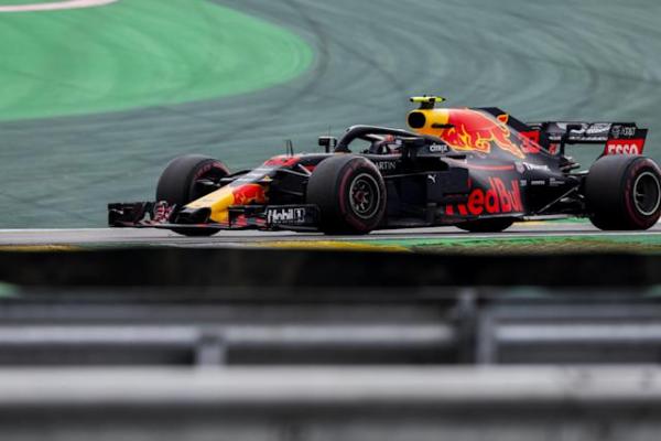 Verstappen passa Hamilton na última volta e conquista seu primeiro título na F1