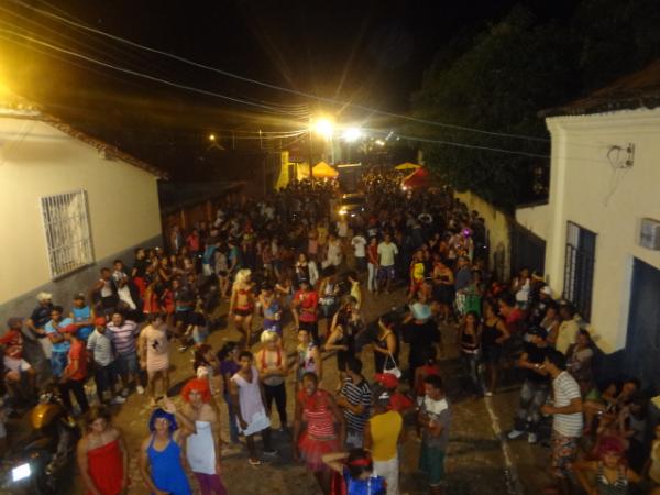 Bloco das Virgens reúne milhares de foliões no 1º dia de Carnaval em Floriano