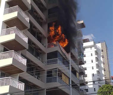 Incêndio atinge apartamento no 5º andar de edifício no bairro Ilhotas