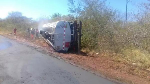 Caminh&atilde;o tombado(Imagem:Divulga&ccedil;&atilde;o/PRF)