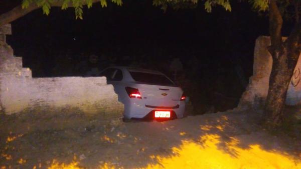 Suspeito de assalto rouba táxi e colide com muro de cemitério durante fuga na Zona Norte de Teresina