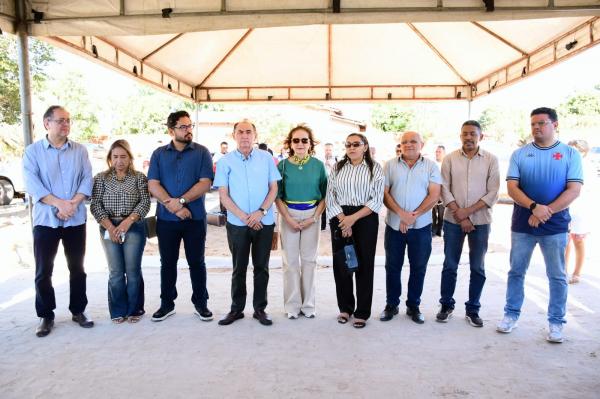 Parlamentares participam de entrega de calçamento na programação dos 129 anos de Floriano