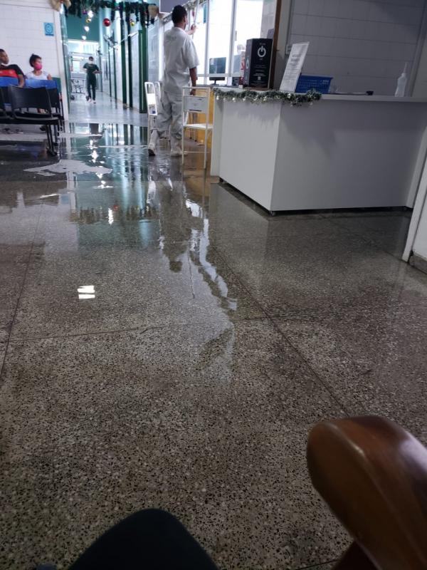 Vídeo mostra maternidade municipal alagada durante chuva em Teresina