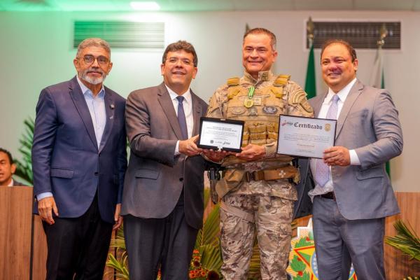 Medalha Delegado Francisco Carlos Bonfim Filho e a Medalha do Mérito Policial Civil(Imagem:Gabriel Paulino)