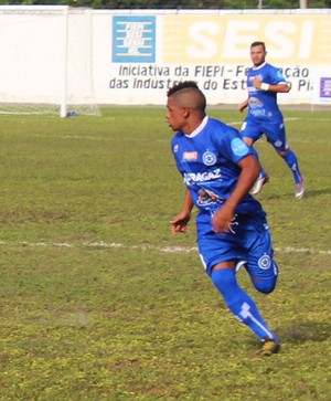 Recebido de braços abertos, Carlinhos se surpreende: "Torcida apaixonante"