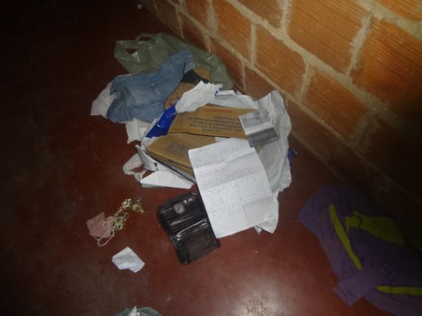 Moradora recebe em sua resid&ecirc;ncia caixa contendo sapos.(Imagem:FlorianoNews)