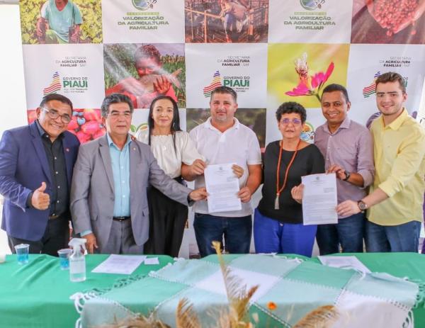 SAF entrega kits de irrigação e máquinas agrícolas para agricultores de 19 municípios do Piauí