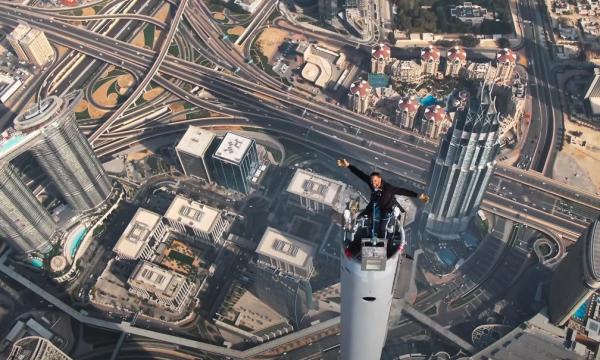 Will Smith sobe no topo do Burj Khalifa, prédio mais alto do mundo