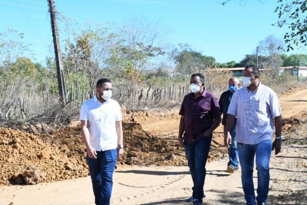 Prefeito Joel visita obras de recuperação de estradas na comunidade Saco