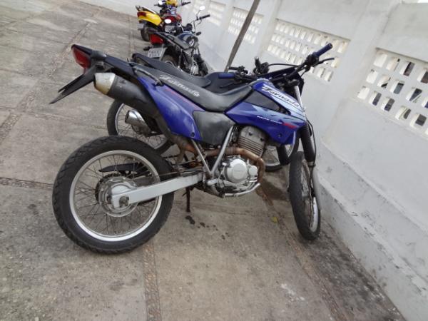 Pol&iacute;cia apreende moto de condutor embriagado.(Imagem:FlorianoNews)