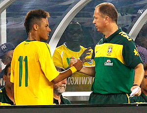 Satisfeito com a Seleção Brasileira, Mano dá dica de que vai manter base