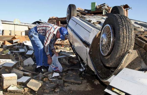 Morador da cidade de Tushka tenta encontrar seus pertences em meio a destrui&ccedil;&atilde;o causada por um tornado(Imagem:AP)