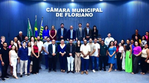 Sessão solene comemora os 60 anos de regulamentação da Administração no Brasil