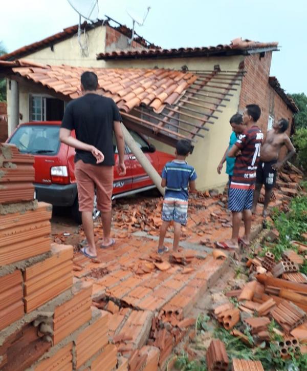 Muro e telhado de resid&ecirc;ncia caem durante chuva(Imagem:Arquivo Pessoal /Paulo Cunha)