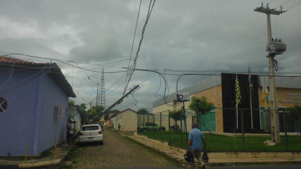 Caminh&atilde;o arranca fios, quebra poste e danifica carro no centro de Floriano.(Imagem:FlorianoNews)