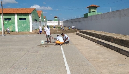 Reeducandos de Floriano trabalham na limpeza da unidade penal