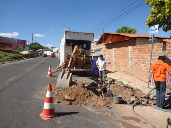 Vazamento de &aacute;gua na Av. Bucar Neto j&aacute; foi solucionado.(Imagem:FlorianoNews)