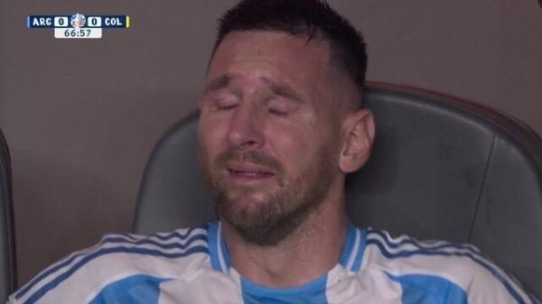 Messi trope&ccedil;a, se machuca, e sai chorando do jogo entre Argentina e Col&ocirc;mbia(Imagem:Reprodu&ccedil;&atilde;o)