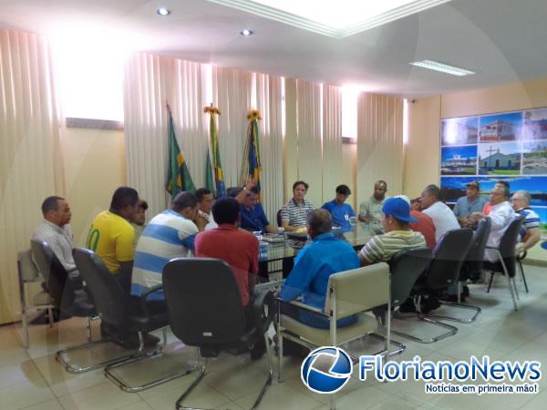 Prefeito e Liga Florianense se re&uacute;nem com desportistas de Floriano.(Imagem:FlorianoNews)