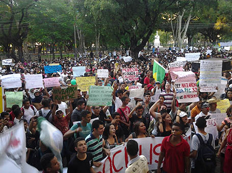 Durante protesto manifestantes encapuzados depredaram ônibus em Teresina