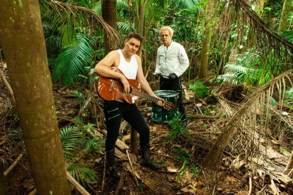 Duo Brothers of Brazil arquiteta álbum em que faz cover de hit do grupo britânico PiL
