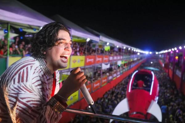 Nattan é daqueles cantores que se joga. Ele vai para galera, sobe na estrutura do som, toca horas a mais do que o combinado, termina o show e vai para praça beber com os