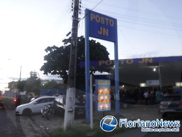 PM &eacute; acionada para conter farras em posto de combust&iacute;vel.(Imagem:FlorianoNews)