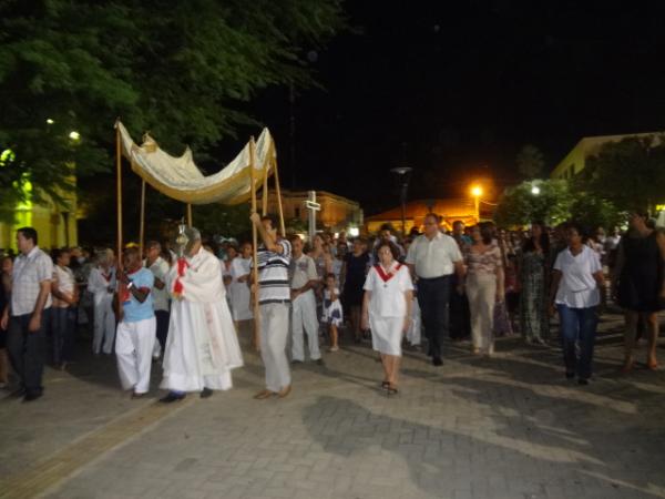 Cat&oacute;licos celebram Corpus Christi com missa e prociss&atilde;o em Floriano.(Imagem:FlorianoNews)