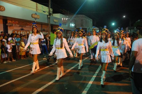 Florianenses prestigiaram o desfile c&iacute;vico militar de 7 de Setembro.(Imagem:Waldemir Miranda)