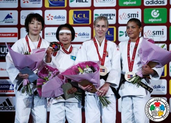 Sarah Menezes no p&oacute;dio do Grand Slam de Paris.(Imagem:IJF Media by G. Sabau)