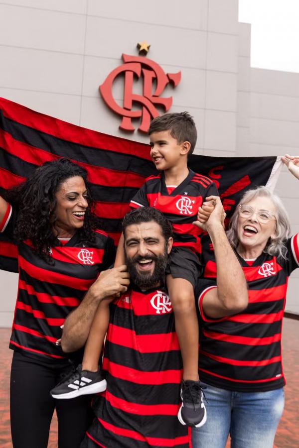 A camisa nova do Flamengo para todas as gera&ccedil;&otilde;es.(Imagem: Divulga&ccedil;&atilde;o/Adidas)