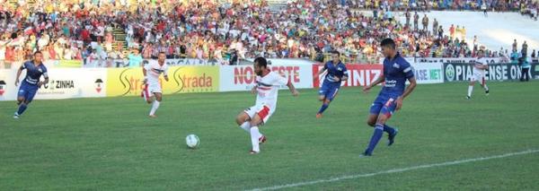 Sem Marab&aacute; no segundo tempo, Marciano ficou isolado na &aacute;rea.(Imagem:Emanuele Madeira/GLOBOESPORTE.COM)
