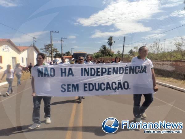 Desfile em Bar&atilde;o de Graja&uacute;(Imagem:FlorianoNews)