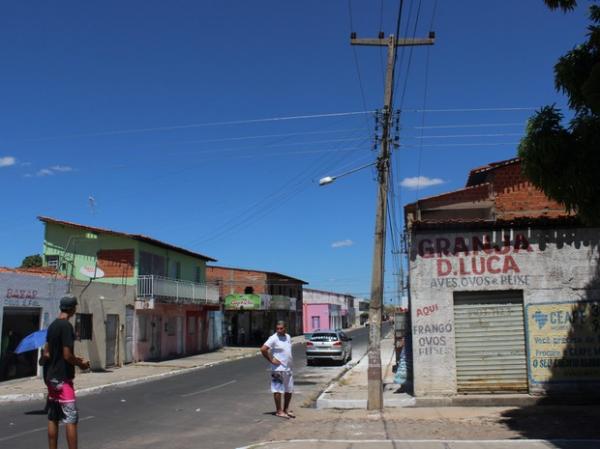 Após queda de árvore, poste fica inclinado e assusta moradores