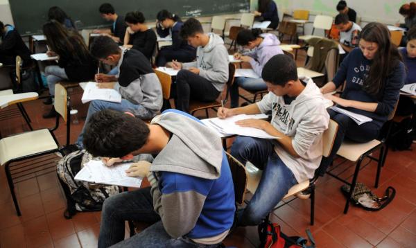 Livro didático para o novo ensino médio deve ser escolhido até amanhã