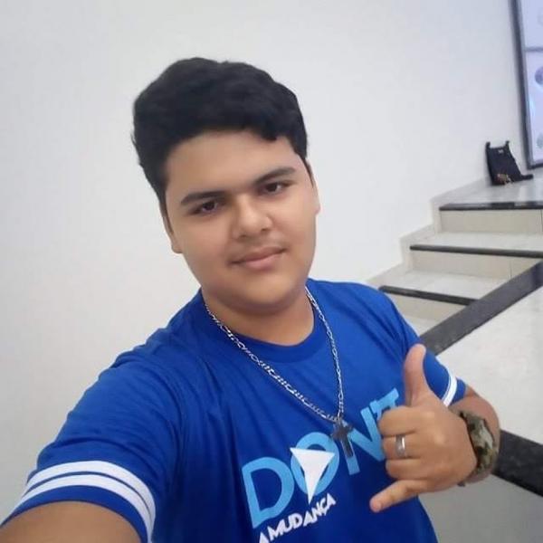 Luigi Nascimento Sousa Sodr&eacute;, de 15 anos, morreu ap&oacute;s descarga el&eacute;trica por celular ligado &agrave; tomada no PI.(Imagem:Reprodu&ccedil;&atilde;o/Facebook)