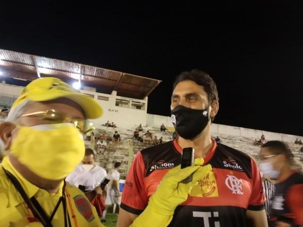 Athirson concedendo entrevista ao rep&oacute;rter Amarelinho.(Imagem:FlorianoNews)