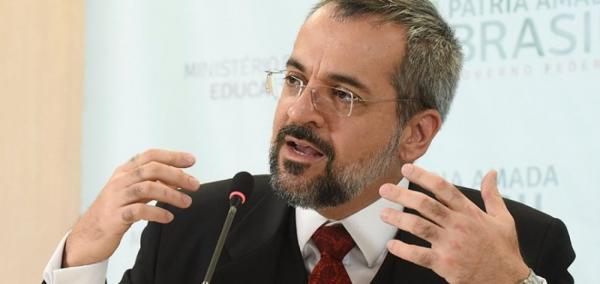 Ministro diz que vai ter Enem: O Brasil não pode parar
