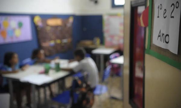 Mais de 300 mil crianças voltaram para a escola em 8 anos, diz Unicef