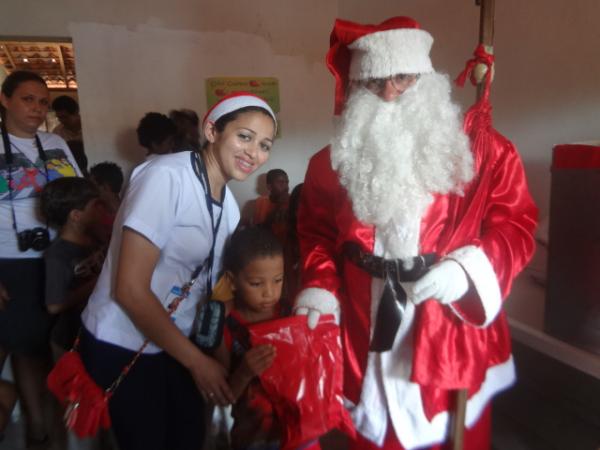Papai Noel distribuiu presentes para crian&ccedil;as em Floriano.(Imagem:FlorianoNews)