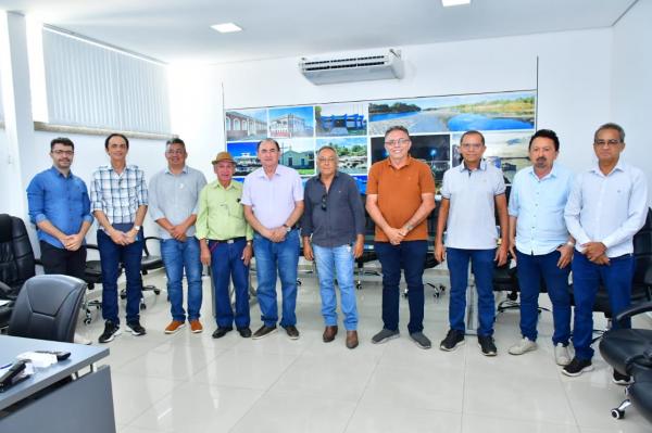 Reunião entre representantes do comércio e o prefeito Antônio Reis discute demandas locais