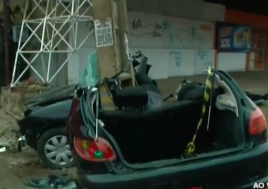 Carro colide contra poste e deixa três feridos em Teresina; PM suspeita de racha