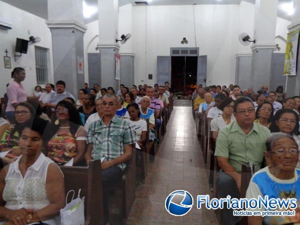 Pe. Aristides Ferreira toma posse como p&aacute;roco de Nazar&eacute; do Piau&iacute;.(Imagem:FlorianoNews)