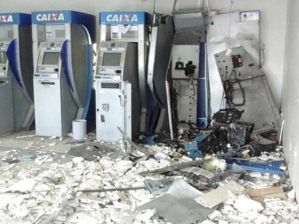 Bando rende vigia de posto e explode caixas no Centro de Teresina
