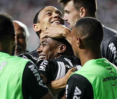 Galo derrota Atlético-PR e sobe para 5º no Brasileiro