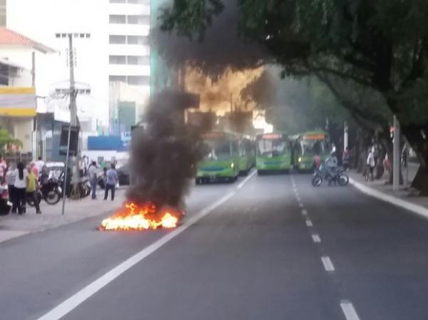 Protesto contra o impeachment de Dilma interdita Av. Frei Serafim