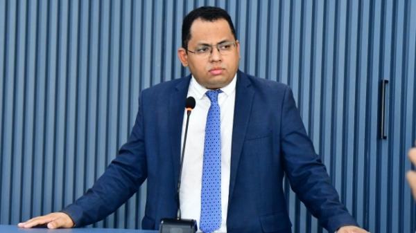 Dessim Almeida faz duras críticas à qualidade das obras do Governo do Estado em Floriano