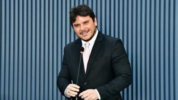 Carlos Eduardo volta a cobrar entrega do fardamento aos alunos da rede municipal