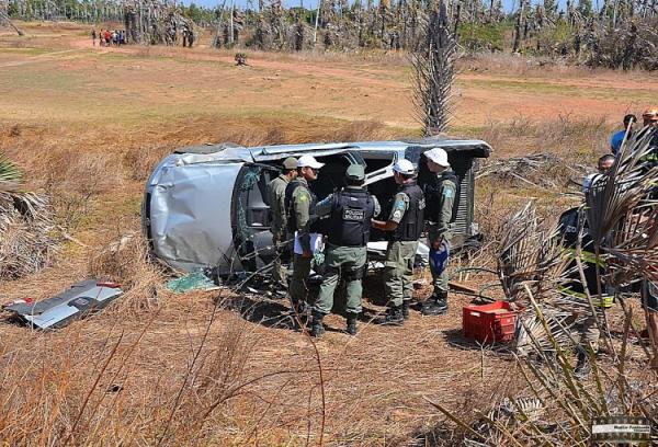 Carro tomba e deixa tr&ecirc;s pessoas feridas na PI-116 em Parna&iacute;ba.(Imagem:Walter F. Fontenele)